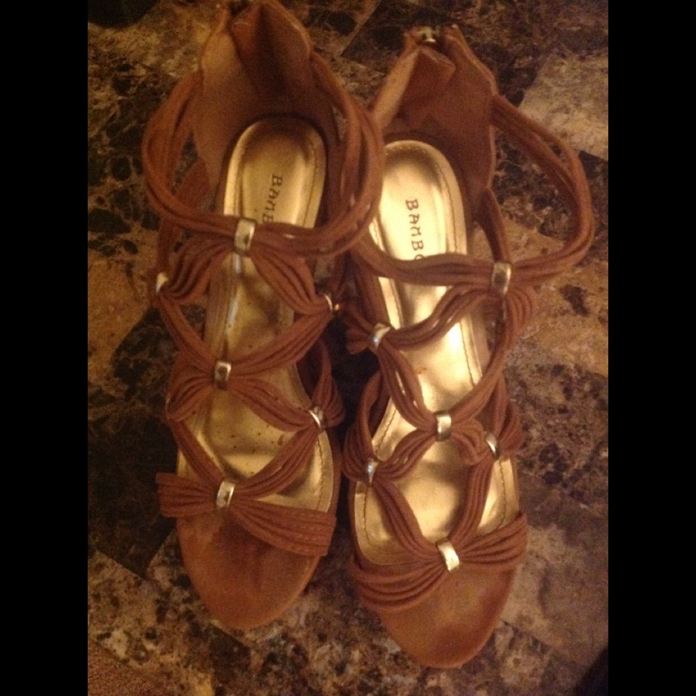 Gorgeous wedges sandles.